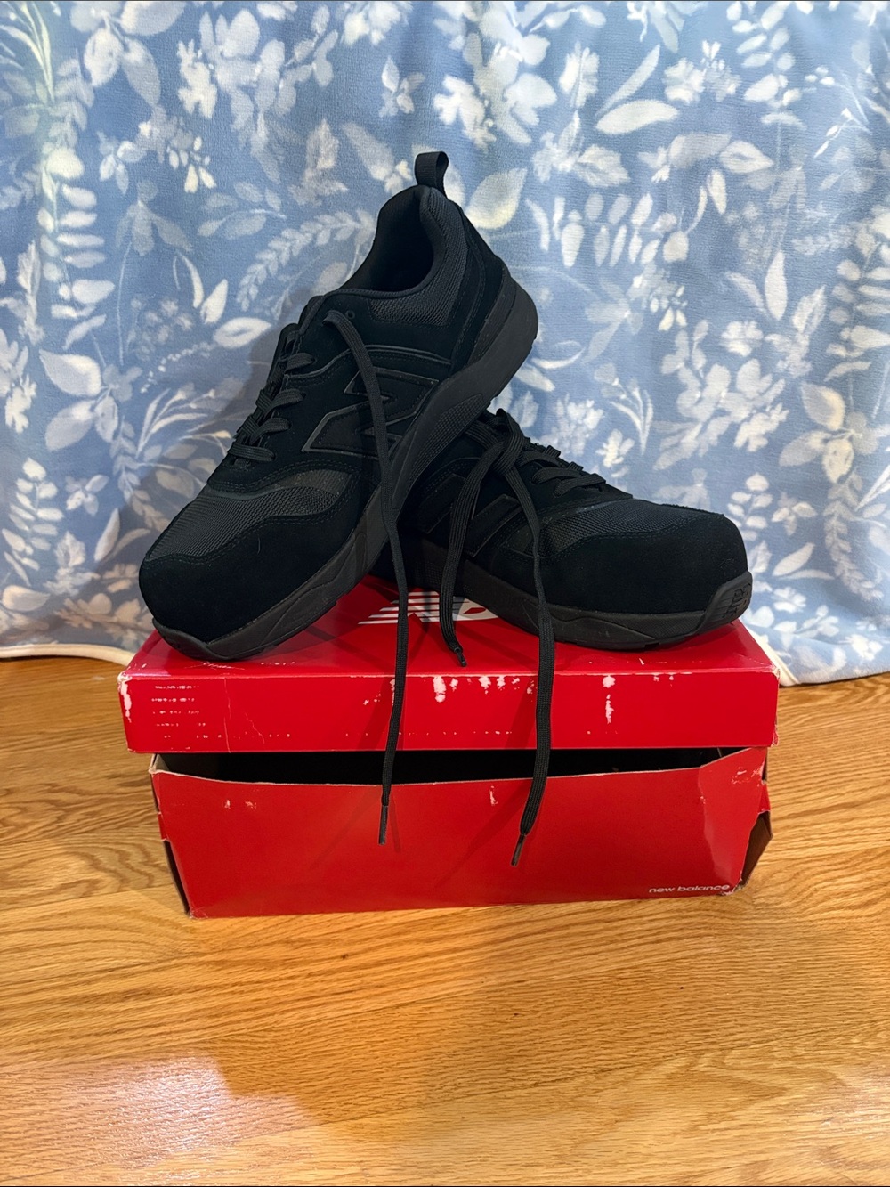 New Balance Men's Black Athletic Sneakers